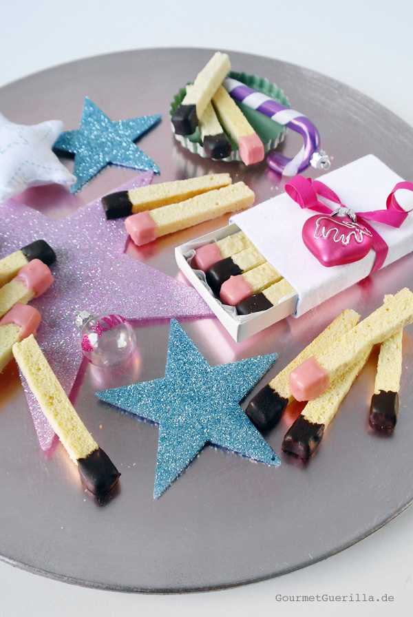  Matchstick biscuits and Christmas decoration arranged on a platter 